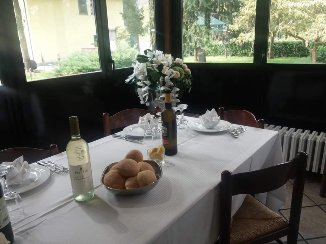 Galliate Mambly B&B Ristorante Pizzeria المظهر الخارجي الصورة
